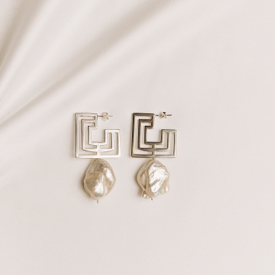 EXTROVERT square Hoops pearl earrings  Minimalist, handcrafted - Monom 2