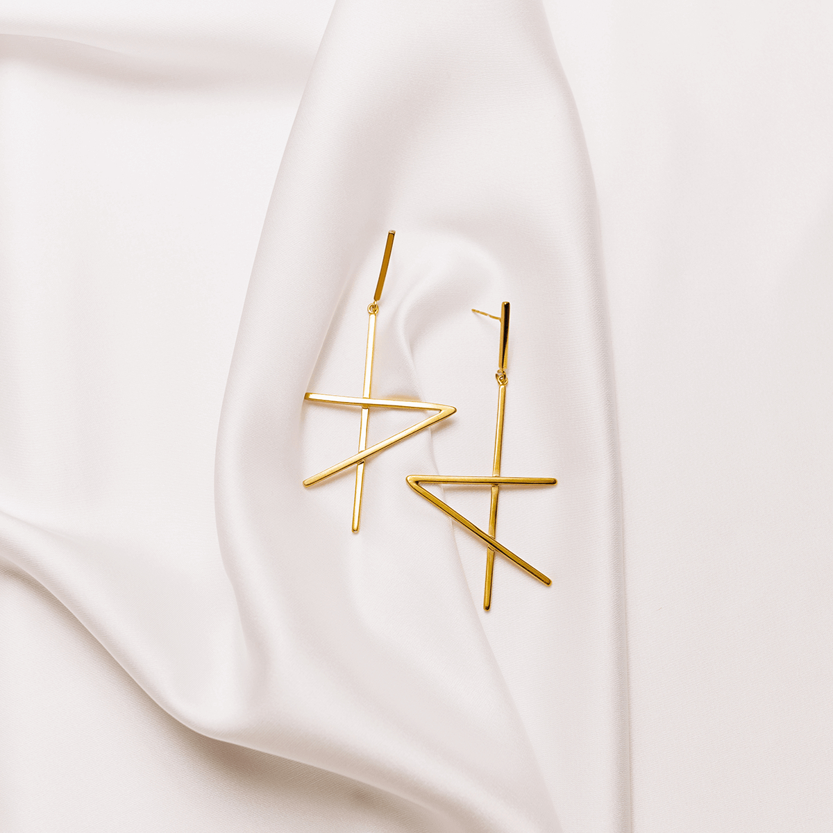 Ohrringe ALPHABET STÄRKE Minimalistisch, handgefertigt. - Monom