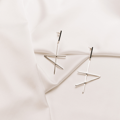 Ohrringe ALPHABET STÄRKE Minimalistisch, handgefertigt. - Monom