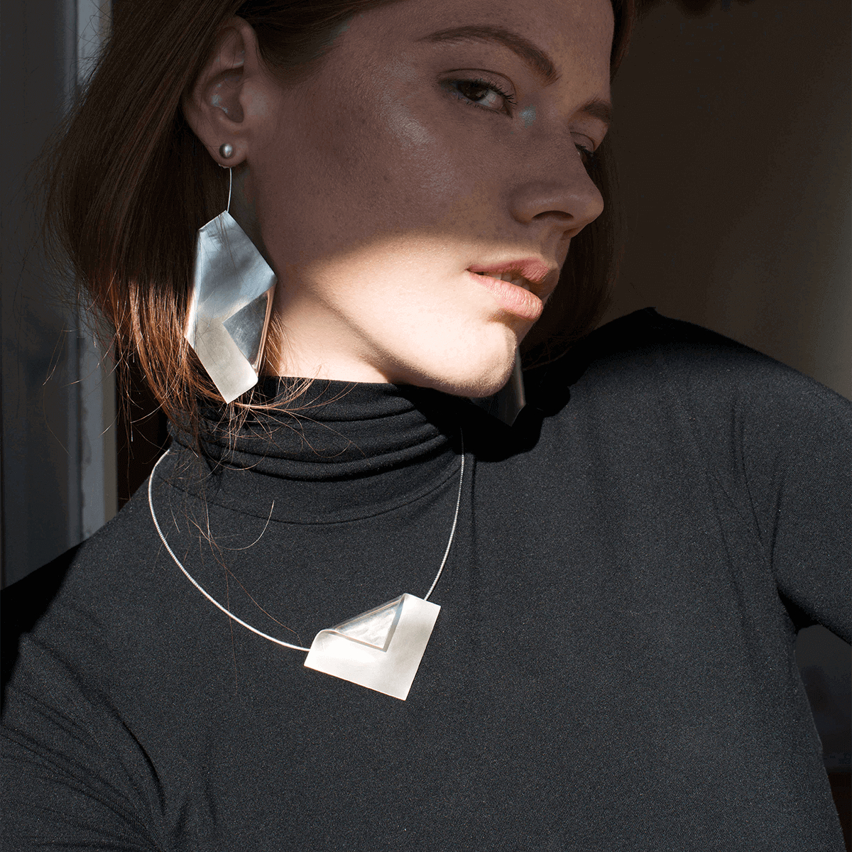 Colier IMPERFECT SQUARE design minimal, realizat manual. - Monom