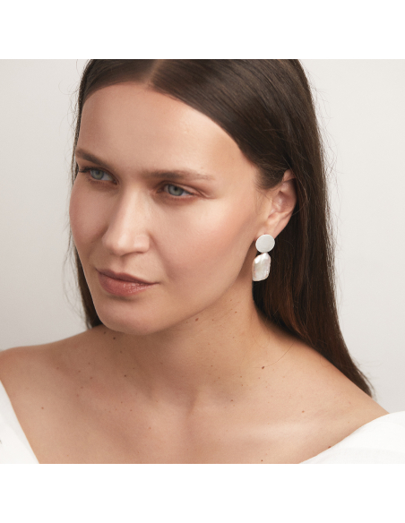 PLATTITUDE Circle Lush pearl earrings Minimalist, handcrafted - Monom