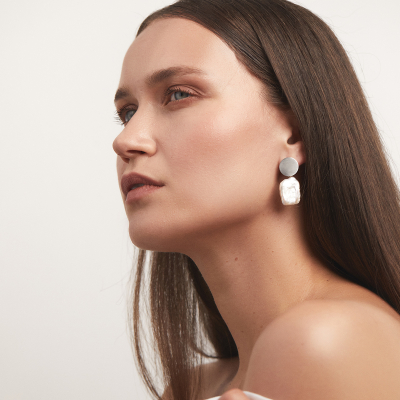 PLATTITUDE Circle Lush pearl earrings Minimalist, handcrafted - Monom 2