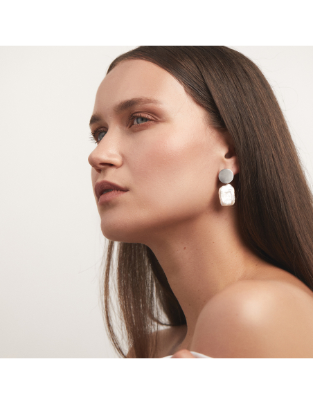 PLATTITUDE Circle Lush pearl earrings Minimalist, handcrafted - Monom