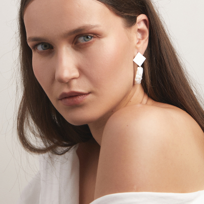 PLATTITUDE Rombe Lush pearl earrings Minimalist, handcrafted - Monom