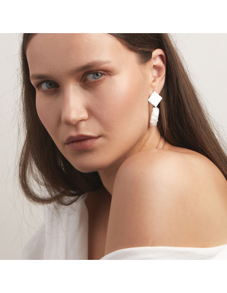 Cercei PLATTITUDE Rombe Lush perla Minimal, realizate manual. - Monom