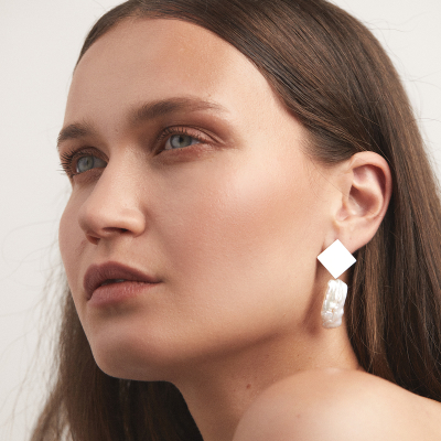 PLATTITUDE Rombe Lush pearl earrings Minimalist, handcrafted - Monom 2