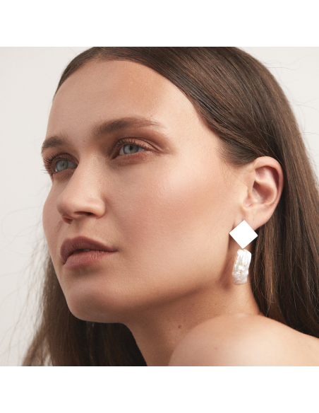 Cercei PLATTITUDE Rombe Lush perla Minimal, realizate manual. - Monom