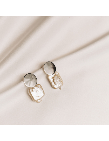 PLATTITUDE Circle Lush pearl earrings Minimalist, handcrafted - Monom