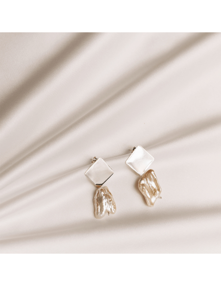 PLATTITUDE Rombe Lush pearl earrings Minimalist, handcrafted - Monom