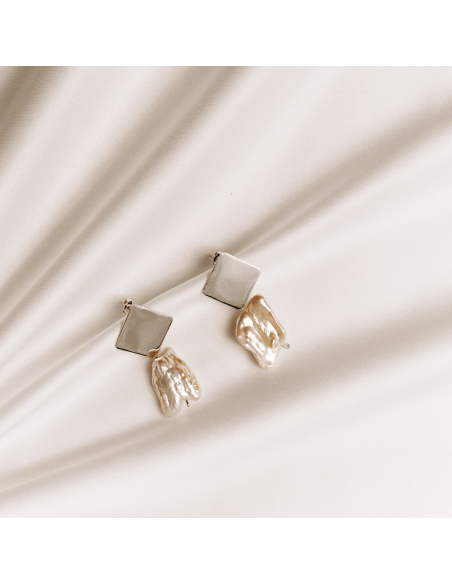 PLATTITUDE Rombe Lush pearl earrings Minimalist, handcrafted - Monom